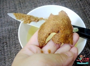 step4: 陳皮用水浸軟後刮瓤~