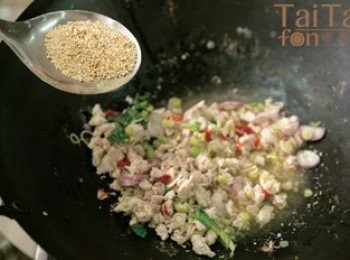 step2: 所有<span class="group_2">調味料</span>沿鍋邊嗆一下，翻炒均勻，起鍋前再撒一把打拋葉拌炒一下即可。