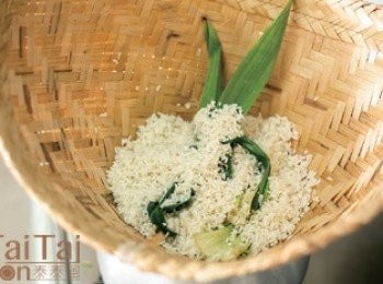 step1: 綠豆仁泡水3小時，瀝乾，入油鍋炸到蓬鬆狀後撈起，備用。
於蒸鍋倒入水、放入2片香蘭葉，架上竹蒸簍，放入洗淨瀝乾的糯米、2片香蘭葉，蓋上鍋蓋，蒸熟。