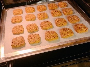 step9: 焗好的曲奇, 要放回焗爐(100度後熄爐）, 再用餘溫焗至沒有溫度, 才入盒，這樣可保持曲奇鬆脆。