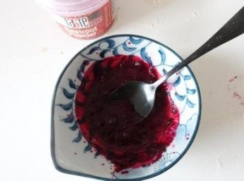 step5: 如想加點顏色，可以加點紅菜頭(榨成汁)或紅菜頭粉在麵糰內