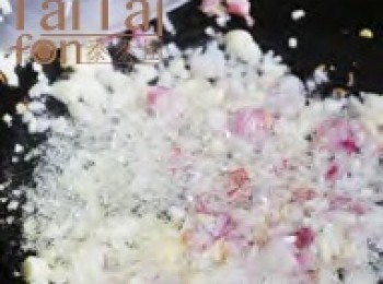 step1: 空心菜洗淨切段、紅辣椒切絲、蒜仁切末備用。