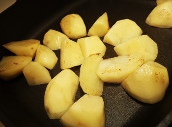 step2: 用少許油煎一煎薯仔表面備用。