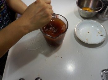 step4: 加入水、鹽、糖 、白醋、茄汁拌勻備用
生粉水拌勻備用