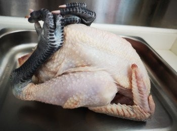 step1: 清洗雞皮和雞內腔，用廚紙索乾水