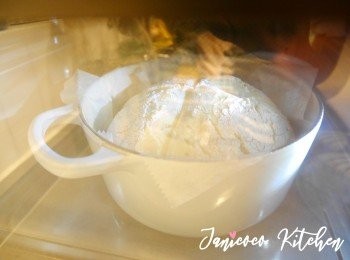 step8: 取出着鑄鐵鍋打開蓋子，再繼續烤15分鐘即形成啡色脆外殼及漂亮的花紋。