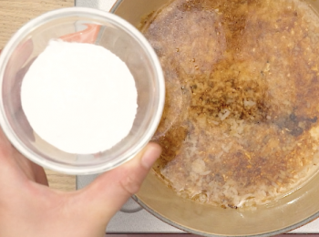 step8: 至於嚴重焦漬，加水至蓋過污迹，然後將3湯匙梳打粉倒進鍋中煮沸，再轉小火煮30分鐘，再使用思高™吸水海綿百潔布 (防刮細緻清潔) 擦洗便可