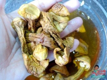 step2: 姬松茸洗淨後浸至軟身，然後瀝乾水份(一定要瀝乾所有水份先可以放入煲，如果唔係啖湯會有苦味呀)~