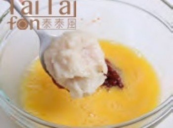 step1: 雞蛋＋椰漿＋紅咖哩醬＋魚漿，攪拌均勻，以粗濾網過篩。