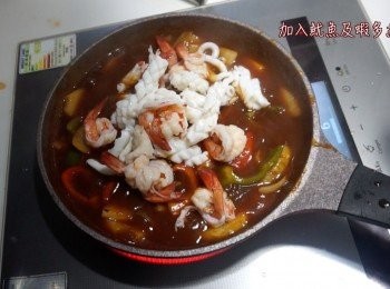 step7: 燒熱鑊，加一點點油，先炒香洋蔥、青椒、紅椒，之後加入<span class="group_3">汁料</span>及菠蘿煮沸
之後加入生粉水煮至濃稠，之後加入魷魚及蝦多煮2分鐘