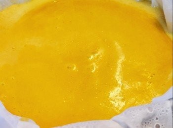 step6: 水滾放入時不要蓋上蓋蒸,待出現有麒麟面才蓋上蓋蒸40分鐘即可(麒麟面就好似面有一個個洞出現)