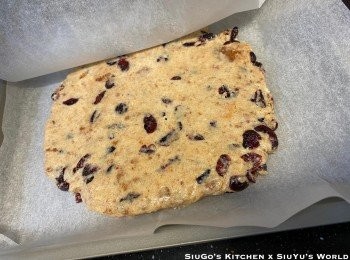 step4: 將煮好的棉花糖混合物，倒入已鋪放牛油紙的焗盤上，再放上牛油紙。