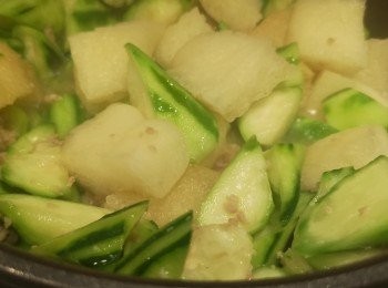 step5: 加入適當熱水，炆煮一陣，加入魚露、鹽和糖調味，即成。