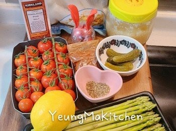 step1: 鱈魚柳解凍後洗淨抹乾，撒上鹽和黑胡椒作調味；小蕃茄洗淨切半；酸黃瓜切成小粒；BB露筍洗淨並切走尾端；