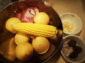 step1: <a href="https://bit.ly/3ANJVUp" target="_blank" data-keyword="豬展" class="guide-link"><strong>豬展</strong></a> <span style="display:inline-block;vertical-align:middle;margin-top:-3px;color:initial;border-radius:3px;padding:2px 3px;font-size:12px;line-height:14px;background:#87d300;color:#fff;">即買</span> 汆水，南北杏浸一陣，蜜棗和海底椰沖洗，雪梨去芯，雪梨和粟米切件