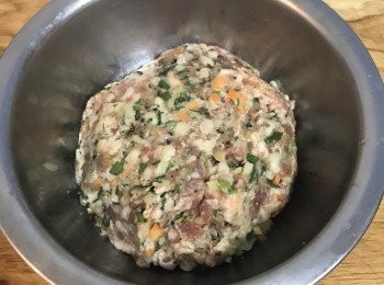 step2: 再加入所有<span class="group_2">絞肉調味料</span>拌勻；