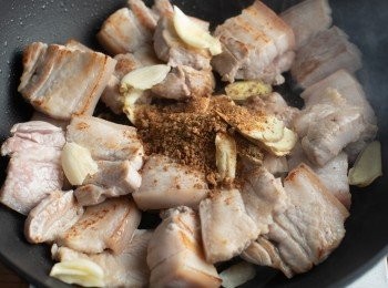 step4: 接著放入蒜頭、薑片與黑糖道黑糖炒香、炒上色。