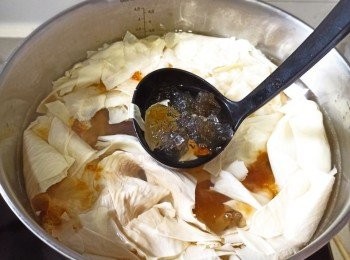 step4: 中火煲三大湯碗水，滾後倒入腐竹及桃膠。煲到25分鐘放入雞蛋及冰糖繼續煲。