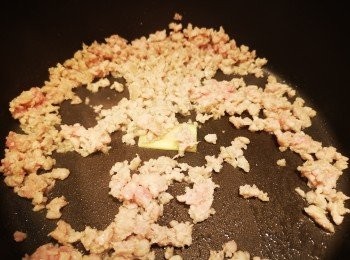 step2: 用薑片起鑊，加入免治豬肉，炒至8成熟，灒酒