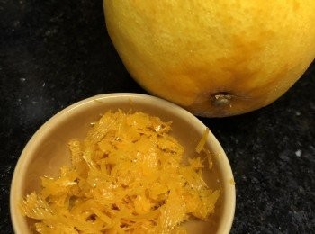 step2: 橙先用鹽洗擦外皮，然後將橙皮刨出（不要白色部份）。