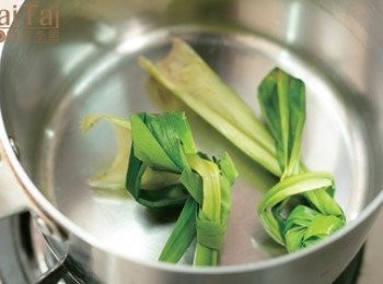 step1: 將香蘭葉捆捲綁起，放入鍋中。
