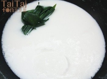 step2: 加入椰漿、椰糖及鹽，以小火煮滾即成【基礎甜椰漿】。