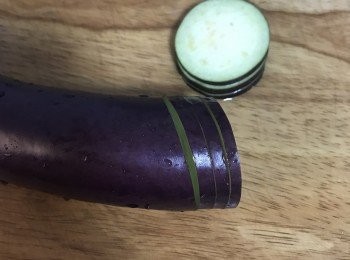 step3: 茄子洗淨去頭尾，以三片為一組，第一和第二刀都不要切斷。