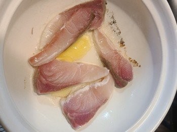 step2: 下油先爆香薑片，再將油甘魚片略煎取出備用。