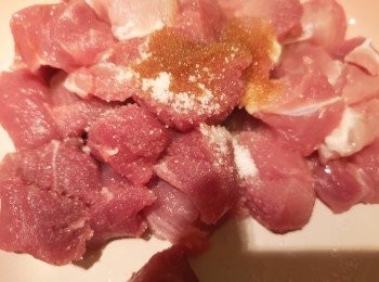 step2: 豬肉切粒，加入<span class="group_2">醃料</span>醃豬肉，醃幾半小時以上，新鮮粟米切粒，<span class="group_3">茨汁</span>攬勻。