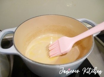 step2: 將牛油熱溶，塗滿鑄鐵鍋內層。