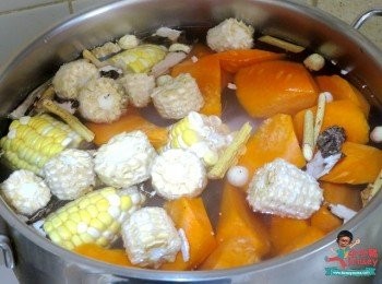 step5: 煲內放約3L水，然後放入所有材料~
