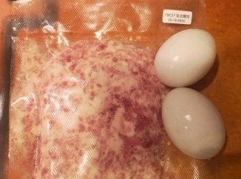 step1: 咸蛋分開蛋白和蛋黃，一隻蛋黃開二放肉餅面，另一隻蛋黃加入免治肉。