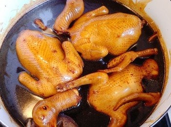 step5: 放入乳鴿，用中火煮十五分鐘後，中途反一反乳鴿，熄火浸焗半小時。