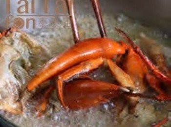 step1: 螃蟹處理乾淨後，撬開蟹殼，將蟹身剖成4 塊；鴨蛋液用細目濾網過濾；<span class="group_2">調味料A</span>拌勻備用。
熱油鍋，放入螃蟹炸熟（或少油炒熟），撈起備用。