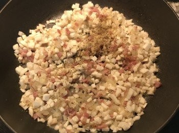 step6: 放入杏鮑菇丁和調味料炒香，試吃鹹度調整；