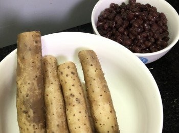 step1: ～紅豆提前一晚浸泡，然後加水掩過紅豆細火煮焾，落糖繼續用小火煮至水份蒸發掉。