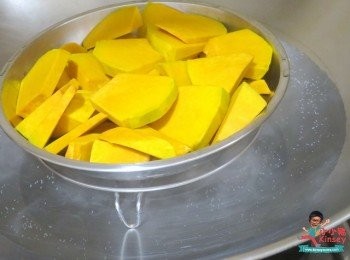 step4: 然後以中火隔水蒸10分鐘左右，唔可以蒸太久，否則南瓜會吸入很多水~