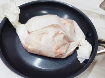 step2: 加入泡菜一齊攪勻， 如果太大條，可以剪碎小小，令全部豬梅片都可以佔到泡菜及泡菜汁，令佢更加入味