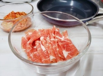 step1: 將豬梅片洗乾淨索乾水，用糖、蒜鹽、生粉倒入豬梅片攪勻醃一醃佢