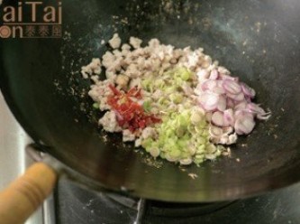 step1: 起油鍋，放入雞肉末炒到變色，加入其餘材料炒熟。