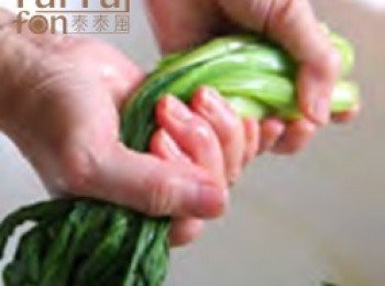 step1: ※<span class="group_3">自製水醃菜</span>：
大芥菜洗淨，均勻撒下鹽，搓揉按壓，瀝除揉出的鹽水，將大芥菜晾著風乾至成軟趴狀。