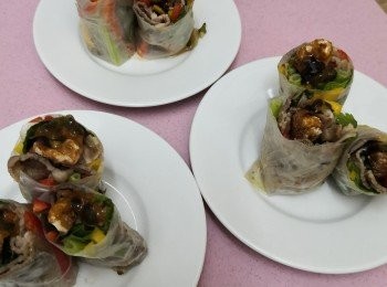 step3: 切開再淋上百香果醬，吃時才加入焗合桃在面上便可上桌享用