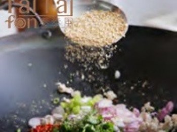 step3: 加入椰糖、魚露、檸檬汁調味，撒上炒米香和辣椒粉，
混合均勻後盛盤即可。