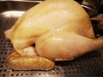 step4: 雪櫃取出，用水沖走鹽份，用100度蒸30分，在爐焗15分鐘，之後雞隻入保鮮袋，連保鮮袋浸入冰水降溫。（開袋口向上防止入到冰水。）