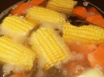 step3: 凍水大約3公升，除鹽外加入所有材料同煲2.5小時，最後加入鹽略滾