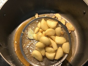 step7: 炒到蒜頭表面微微上色，先將蒜頭撈起來；