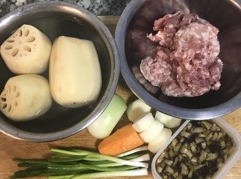 step1: 蓮藕去皮泡水；乾香菇冷水泡發後切碎；洋蔥、紅蘿蔔、荸薺切小丁；蔥切花；