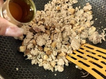 step5: 加入冬菇繼續拌炒片刻，灒酒。