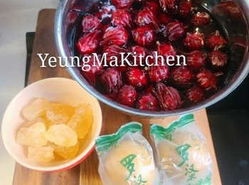 step1: 預備材料：將洛神花先浸洗外面；羅漢果洗淨並擊打外殼。