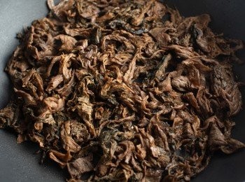 step2: 熱油鍋，將梅乾菜下鍋炒香後，起鍋備用。